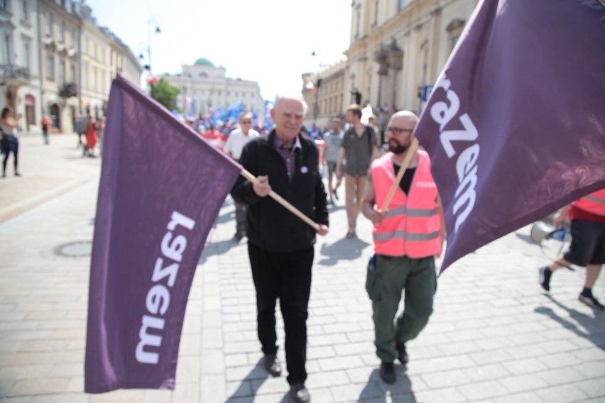 1 maja w Warszawie. Ulicami stolicy przeszedł marsz OPZZ pod hasłem "Polska potrzebuje wyższych płac"