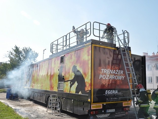 Strażacy z Przemyśla podczas ćwiczeń przy trenażerze.