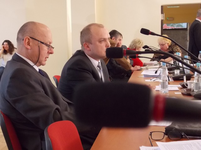Rada Miasta Gorzowa obraduje w końcu w porządnych warunkach. Są nowe mikrofony, system do głosowania, nowe biurka. Ale spory - ciągle toczą się po staremu.