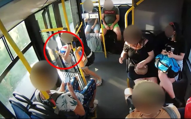 Kierowca autobusu zamknął nagle drzwi. Właśnie wtedy do pojazdu wchodziła matka z dziećmi.