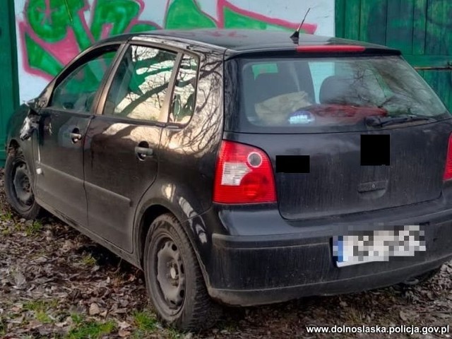 W sobotnie popołudnie lwóweccy policjanci otrzymali zgłoszenie o pojeździe, który z licznymi usterkami wskazującymi na udział w zdarzeniu drogowym, poruszał się w niebezpieczny sposób ulicami Lwówka Śląskiego. Jak się okazało usterki powstały w wyniku próby samodzielnej nauki jazdy. Mężczyzna mając 3,5 promila alkoholu w organizmie postanowił naprawić pojazd… taśmą klejącą.