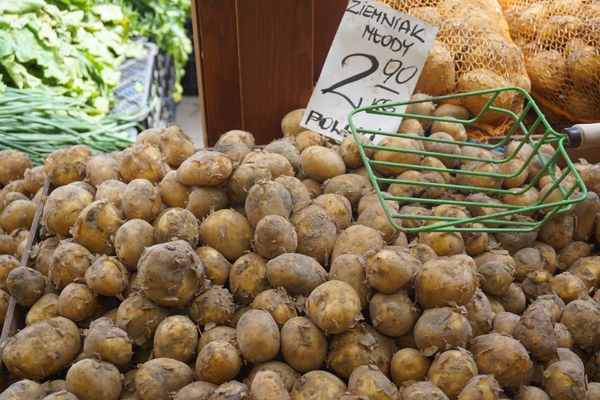 Stragany pełne warzyw i owoców - rynek przy ul. Armii...