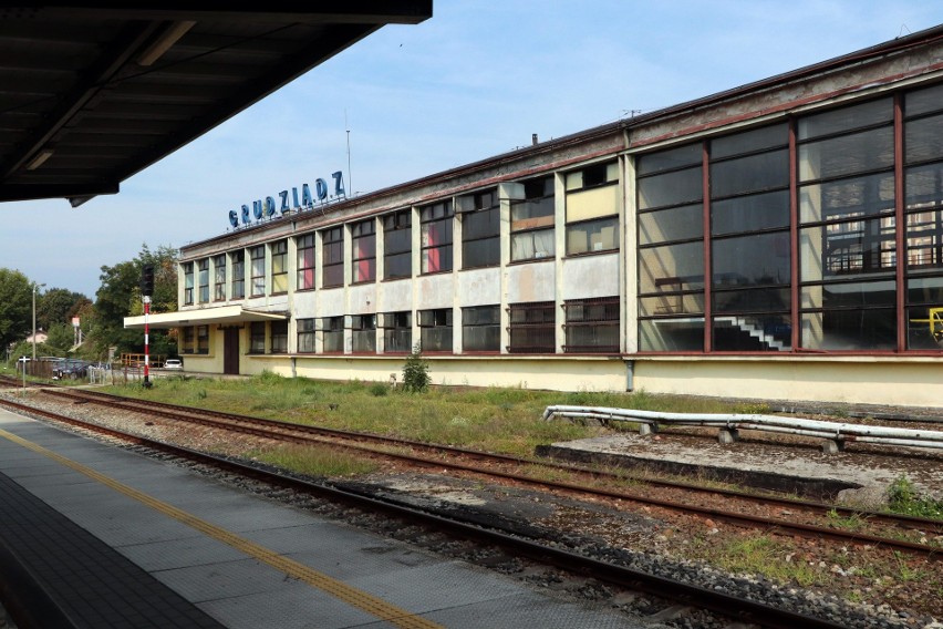Budynek dworca PKP w Grudziądzu od strony peronów. Zobacz...