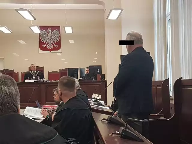Tomasz K., były szef melioracji w Szczecinie przyszedł dzisiaj do sądu. Skorzystał z prawa do odmowy składania wyjaśnień i odpowiedzi na pytania.