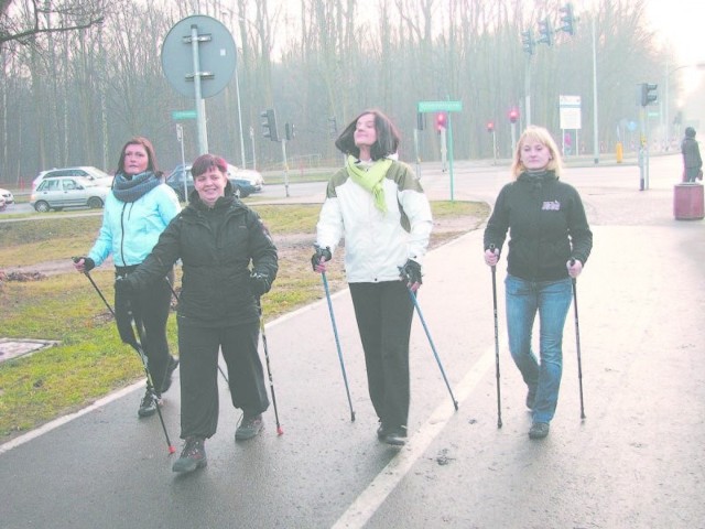 Chodzić z kijkami można samemu i w grupie. Elżbieta, Agnieszka, Monika i Anna na kijkowe marsze spotykają się raz w tygodniu, niezależnie od pogody