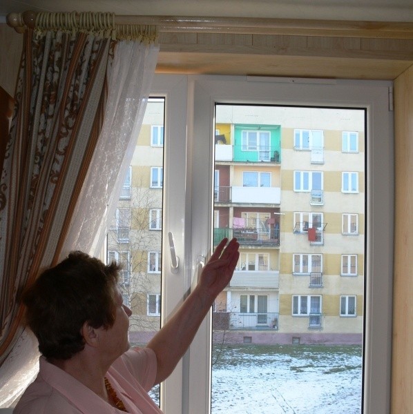 - To nieprawda, że niewystarczająco wietrzę mieszkanie. Specjalnie, by ciągle był przewiew wymieniłam okna i zamontowałam nawiewniki &#8211; mówi oburzona Felicja Pikus.