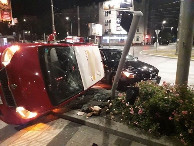 Kolizja samochodu z logo KFC z bmw na pl. Kościuszki w Szczecinie [ZDJĘCIA]