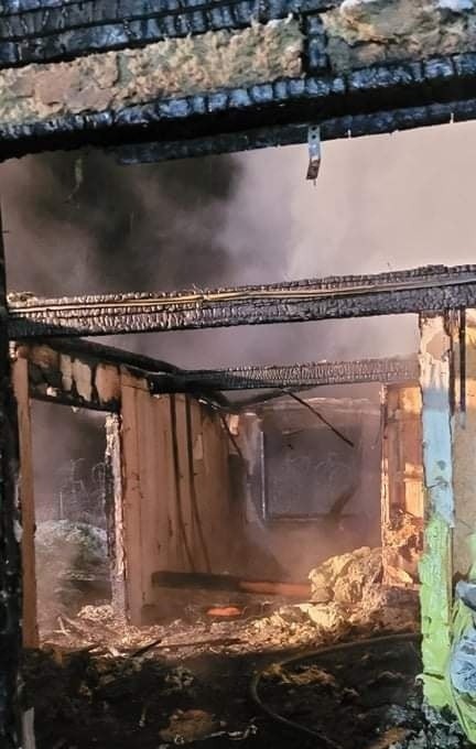 Pożar drewnianego domu w Michrowie pod Grójcem. W akcji sześć jednostek straży pożarnej. Budynek całkowicie spłonął [ZDJĘCIA]