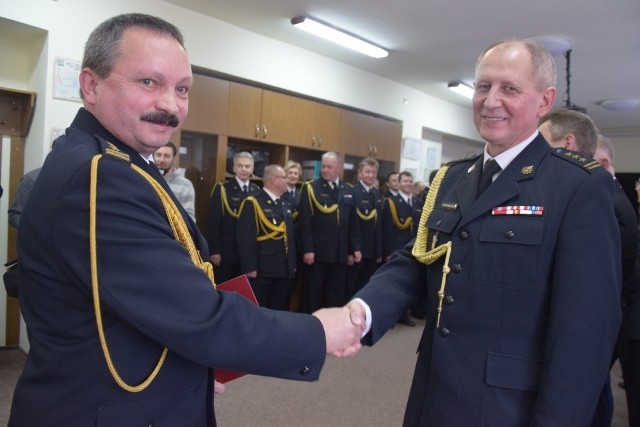 Zastępca komendanta wojewódzkiego Robert Sabat dziękował za ponad 30 lat służby koneckiemu komendantowi Grzegorzowi Młynarczykowi