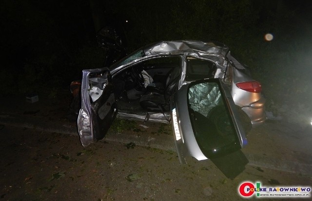 Do groźnego zdarzenia doszło ok. godz. 0.40 w Zdzieszowicach. Według wstępnych ustaleń policjantów, 19-latek jadący peugeotem stracił panowanie nad autem, zjechał na pobocze i uderzył w drzewo.