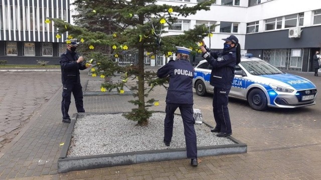 Policja Województwa Łódzkiego zorganizowała wyjątkową akcję! Już pierwszego dnia ze świątecznego drzewka zniknęły wszystkie prezenty!