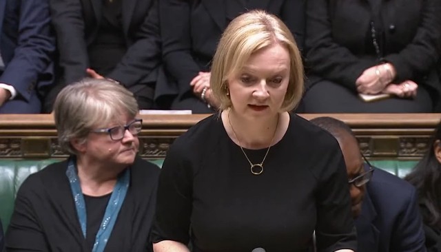 Liz Truss: Składamy hołd naszej zmarłej Królowej i oferujemy lojalną służbę naszemu nowemu Królowi.