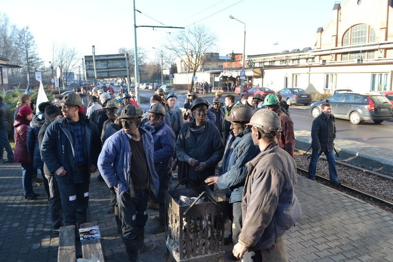Strajk w Zabrzu - pikieta górników pod kopalnią Makoszowy