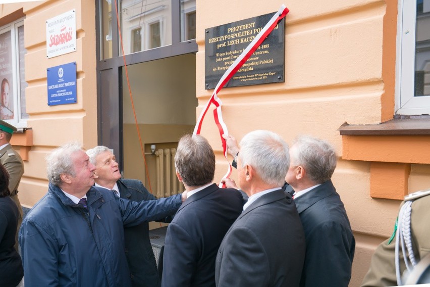 W Nowym Sączu odsłonięto tablicę upamiętniającą Prezydenta Lecha Kaczyńskiego