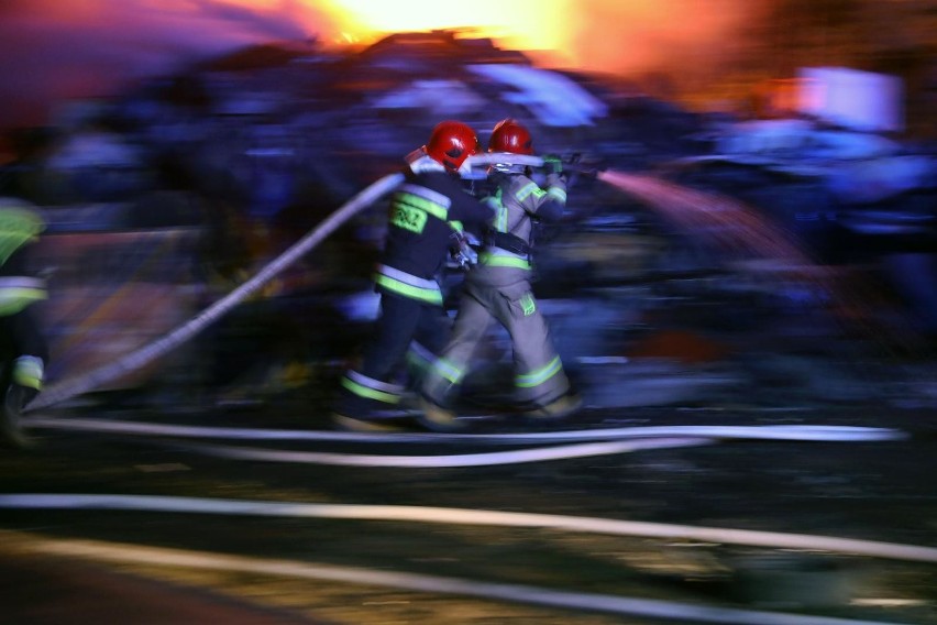 W nocy 1.01.2021 r. strażacy gasili m.in. pożary 4...