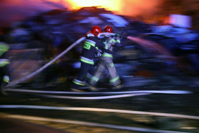 W nocy 1.01.2021 r. strażacy gasili m.in. pożary 4 samochodów w Gdańsku i 1 w Gdyni