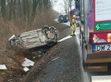 Wypadek pod Wrocławiem. Samochód wpadł do rowu, kierowca nieprzytomny (ZDJĘCIA)