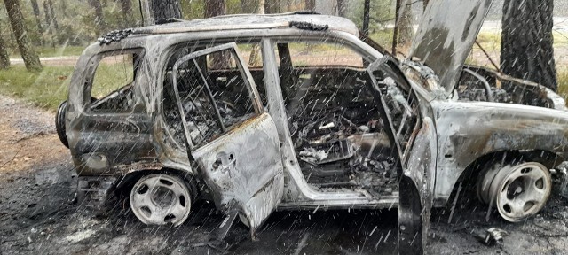 Tyle zostało z samochodu, który palił się w sobotnie przedpołudnie w gminie Masłów