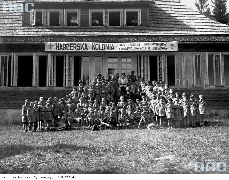 1937 r. Kolonia harcerska dla dzieci robotników tramwajowych...