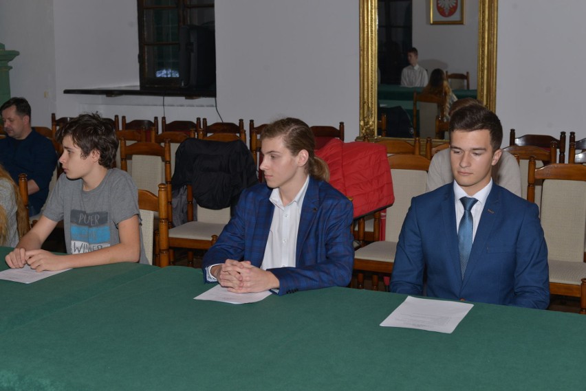 Młodzieżowa Rada Miasta Sandomierza zebrała się na inauguracyjnej sesji. Wybrano przewodniczącego i wiceprzewodniczących. Zobaczcie zdjęcia