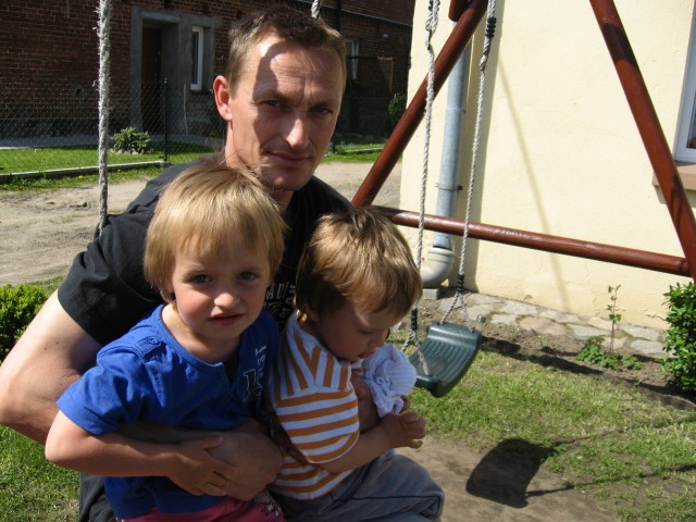 Daniel Andrzejak z 3,5-letnią Oliwką i 2-letnim Szymonem. Poza nimi ma jeszcze trójkę dzieci, którymi sam się opiekuje. Potrzebuje pomocy.