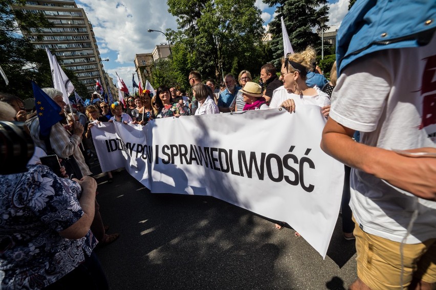 Protest przed Sejmem ws. zmian w sądownictwie [ZDJĘCIA] Demonstracja KOD i Obywateli RP w Warszawie