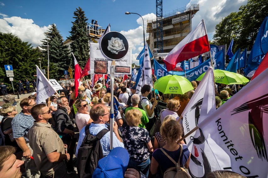 Protest przed Sejmem ws. zmian w sądownictwie [ZDJĘCIA] Demonstracja KOD i Obywateli RP w Warszawie