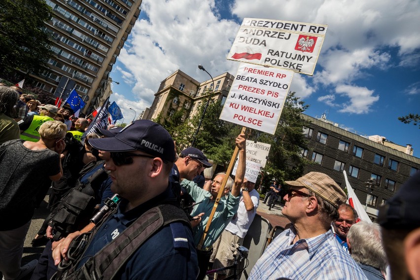 Protest przed Sejmem ws. zmian w sądownictwie [ZDJĘCIA] Demonstracja KOD i Obywateli RP w Warszawie