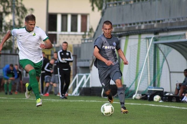 Robert Bartczak (z prawej), mecz Legia II - Świt NDM