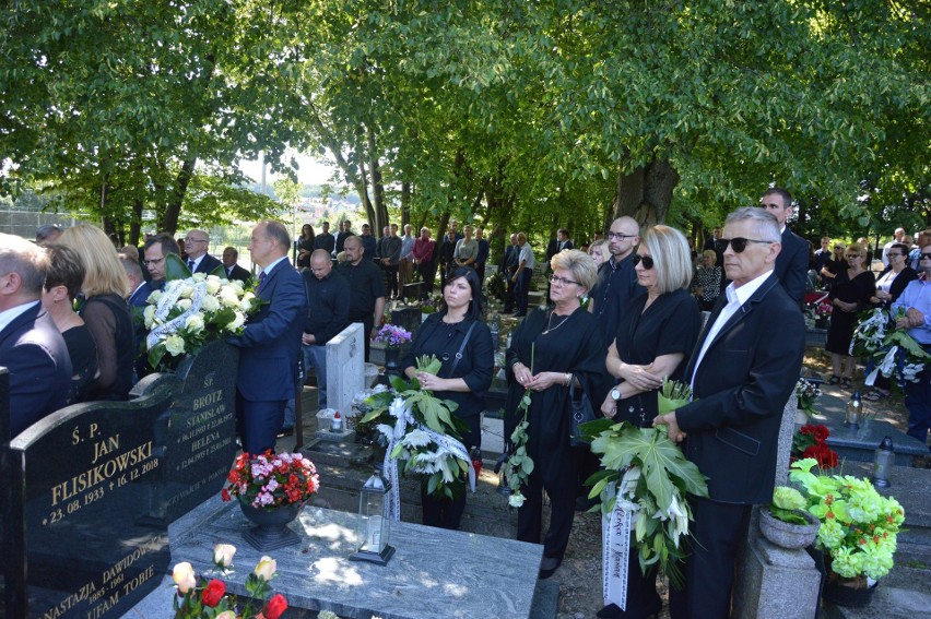 Pogrzeb Pawła Szlasa w Kartuzach. Tragicznie zmarłego radnego pożegnali przyjaciele, rodzina i samorządowcy