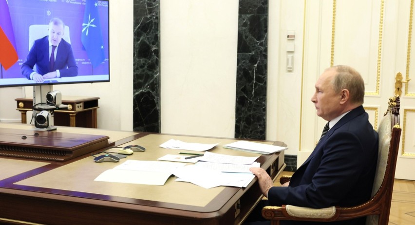 Putin podczas rozmowy z głową Republiki Adygei Muratem...
