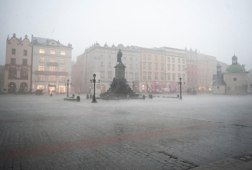 Rządowe Centrum Bezpieczeństwa ostrzega przed ulewnym...