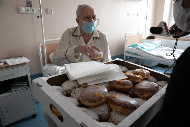 Pracownicy Szpitala Specjalistycznego im. S. Żeromskiego postanowili w Tłusty Czwartek połączyć siły medyków z cukiernikami, aby nieco „osłodzić” pobyt pacjentom w szpitalu.