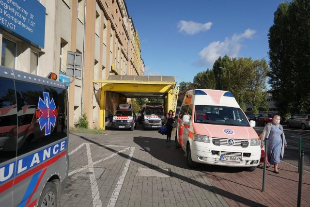 88-letnia kobieta wypadła z okna szpitala HCP w Poznaniu. W wyniku poniesionych obrażeń, zmarła na miejscu. 