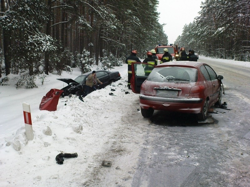 Czołowe zderzenie toyoty z peugeotem. Dwie kobiety odwieziono do szpitala (zdjęcia)