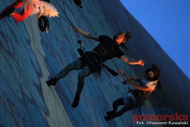 Tancerze przypięci na linach zatańczyli na fasadzie sali na Jordankach. Scenografię przedstawienia stanowił mapping 3D a spektakl nawiązywał do tematyki „Ptaków” Arystofanesa