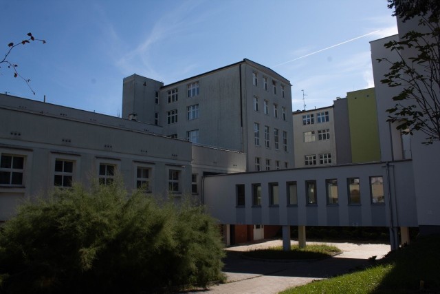 Specjalistyczny Szpital Miejski im. Mikołaja Kopernika w Toruniu powiększył się o nowe skrzydło  – dwupiętrowy, częściowo podpiwniczony budynek, skomunikowany z budynkiem głównym. - Obecnie jesteśmy na etapie doposażania pomieszczeń w nowym skrzydle szpitala – informuje Kamila Chyzińska, Rzecznik Prasowy Specjalistycznego Szpitala Miejskiego im. M.Kopernika w Toruniu.Więcej informacji na kolejnych stronach.