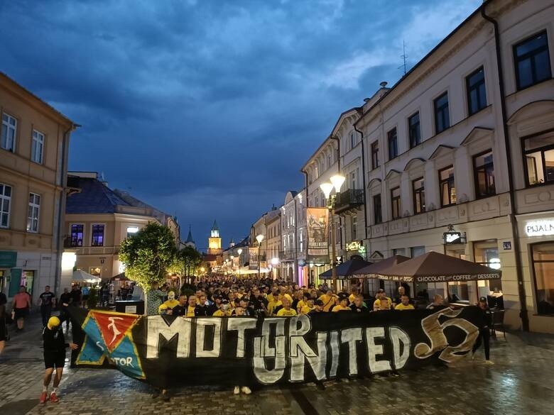 3.04.2021. Przemarsz kibiców Motoru Lublin przed niedzielnym...