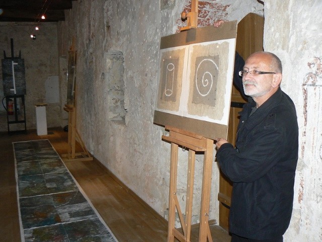 Marek Wawro przy swojej instalacji " Droga&#8221;