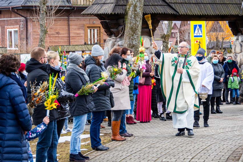 Niedziela Palmowa na Podhalu. W Kościelisku święcenie palm odbyło się przed kościołem. Przyszło sporo ludzi