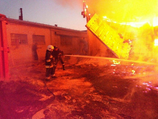 W nocy z wtorku na środę około godziny 3:30, w miejscowości Wylewa w powiecie przeworskim doszło do groźnego pożaru tartaku. Na miejsce zadysponowano 7 zastępów strażaków. W trwającej prawie 3 godziny akcji gaszenia pożaru brało udział 31 ratowników z Przeworska oraz z jednostek OSP z Sieniawy, Tryńczy, Majdaniu Sieniawskiego oraz z Walawy.  - Strażacy zastali cały budynek w ogniu. Przystąpiono do gaszenia palącego się obiektu jak i do obrony znajdujących się obok budynków oraz składu drewna. Całkowitemu spaleniu uległa konstrukcja budynku suszarni wraz z maszynami i składowanym drewnem - powiedział kpt. Marcin Lachnik z KP PSP w Przeworsku.Nie było osób poszkodowanych. Przyczyną pożaru, wskazaną przez właściciela, było zwarcie instalacji elektrycznej. zobacz też: Tragiczny wypadek na przejeździe kolejowym w Wierzawicach. Nie żyją 2 osoby