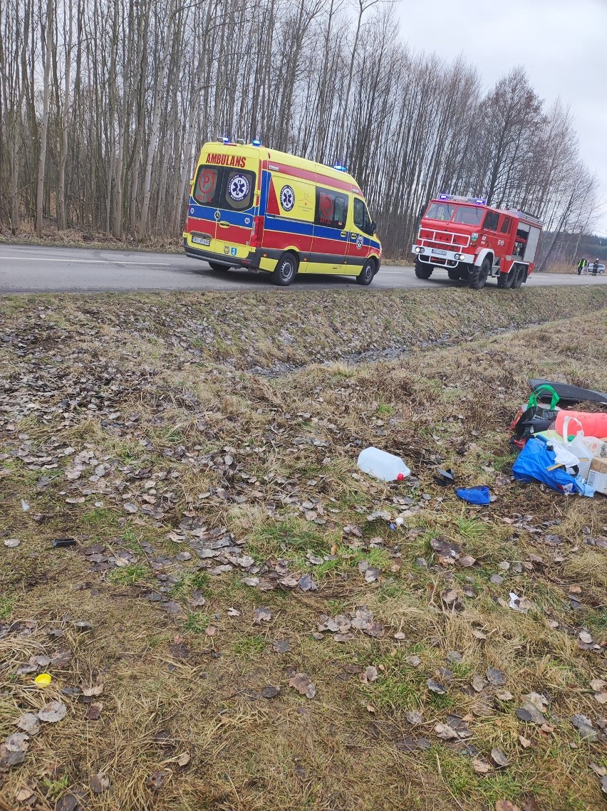 W Rybnej doszło do dachowania samochodu osobowego.