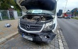Wrocław: Rozpędzony kierowca busa wiozącego ludzi wjechał w dwa auta osobowe (ZDJĘCIA)