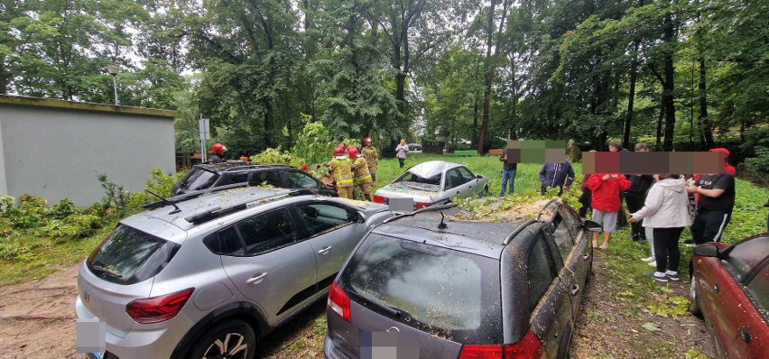 Uszkodzone samochody przy ulicy Piłsudskiego