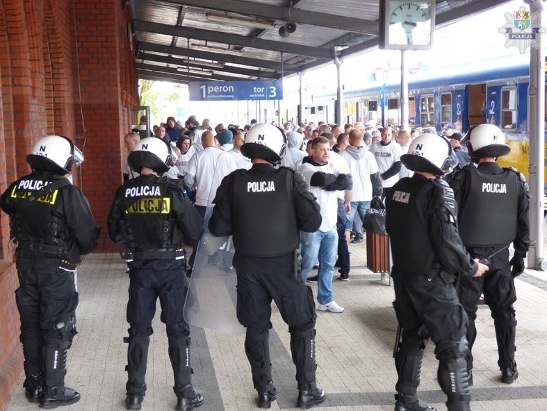 Zobacz jak policja zabezpieczała mecz Pogoni Lębork z Gryfem Słupsk (zdjęcia)