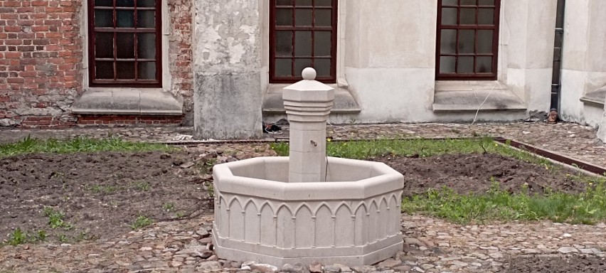 Klasztor cystersów w Jędrzejowie uzyskał kolejne fundusze na renowacje. Tym razem odnowiony zostanie gotycki wirydarz