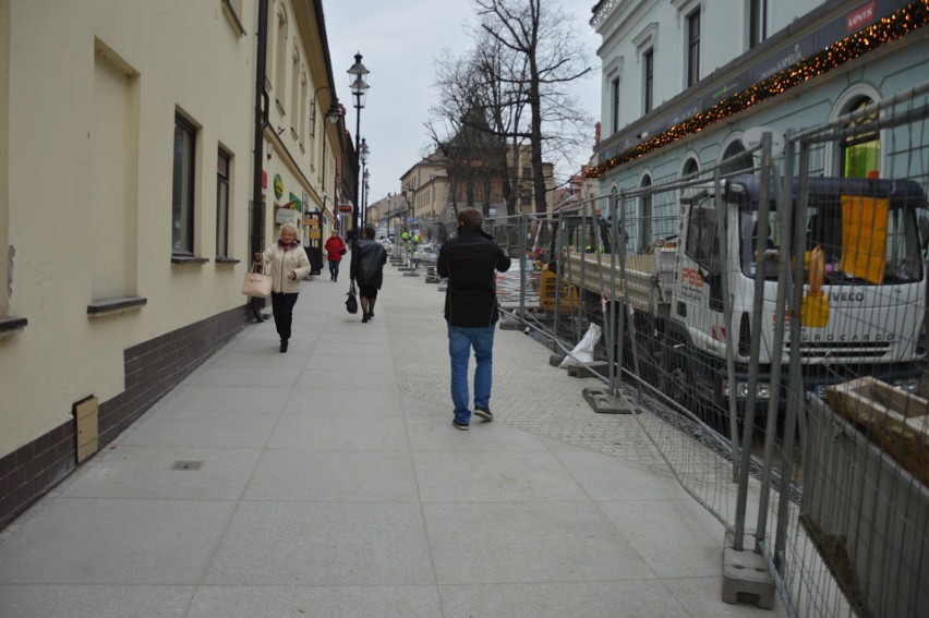 Bochnia. Część Placu Świętej Kingi po przebudowie już oddana pieszym, zerwano chodnik przy Galerii Bocheńskiej [ZDJĘCIA]