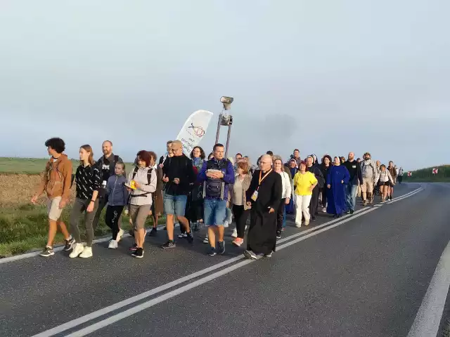 Pielgrzymi z różnych stron docierają do Markowej na uroczystości beatyfikacyjne rodziny Ulmów.