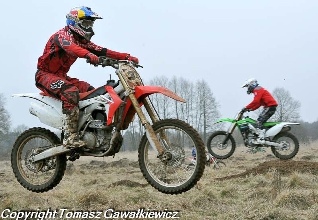 Żużlowcy SPAR Falubazu Zielona Góra od kilku dni trenują na torze motocrossowym w Zawadzie