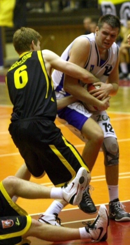 Koszykarze Siarki Tarnobrzeg (z nr 12 Wojciech Barycz) w kolejnych derbach Podkarpacia podejmować będą rywali z Krosna.